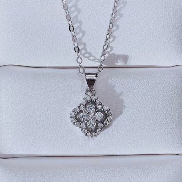 NWT-UNBRANDED FASHION GOLD-TONE SILVER TONE JEWELRY FLOWER NECKLACE NOT 925!! - Picture 3 of 6